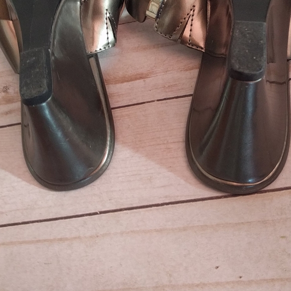 🌸🍀 Beautiful metallic sandals by Coach and Four - Picture 6 of 10